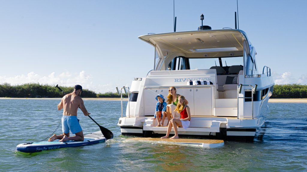 Riviera 4300 Sports Express sea deck
