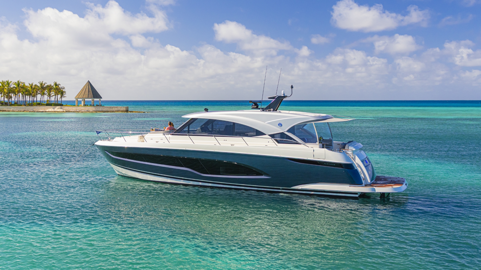 Riviera 5600 Sport Yacht